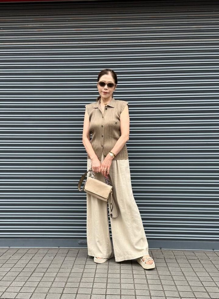 ワイドパンツ：ZARA トップス：イッセイ ミヤケ サンダル: GU バッグ: ステラマッカートニー サングラス: マックスマーラ