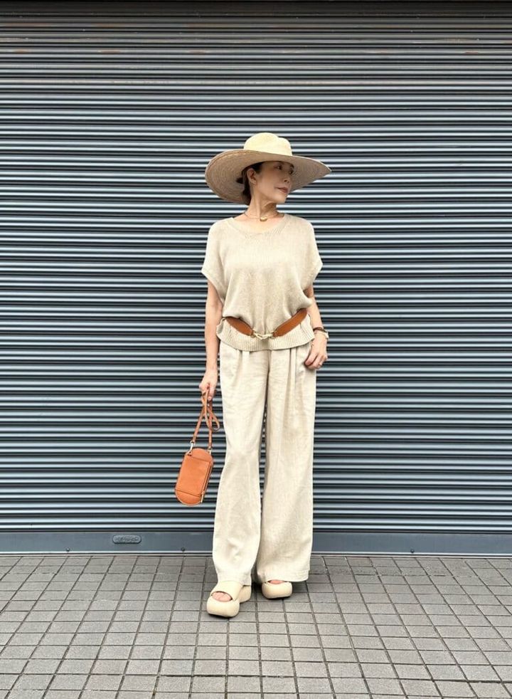 ワイドパンツ：ZARA トップス：イエナ ハット: ロンハーマン ベルト: FENDI バッグ: ユナイテッドアローズ サンダル: ZARA
