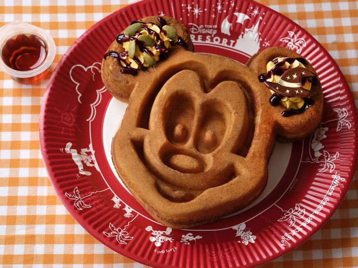 東京ディズニーランド／グレートアメリカン・ワッフルカンパニー“ディズニー・ハロウィーン2025”ミッキーワッフル、パンプキンホイップとメイプルソース