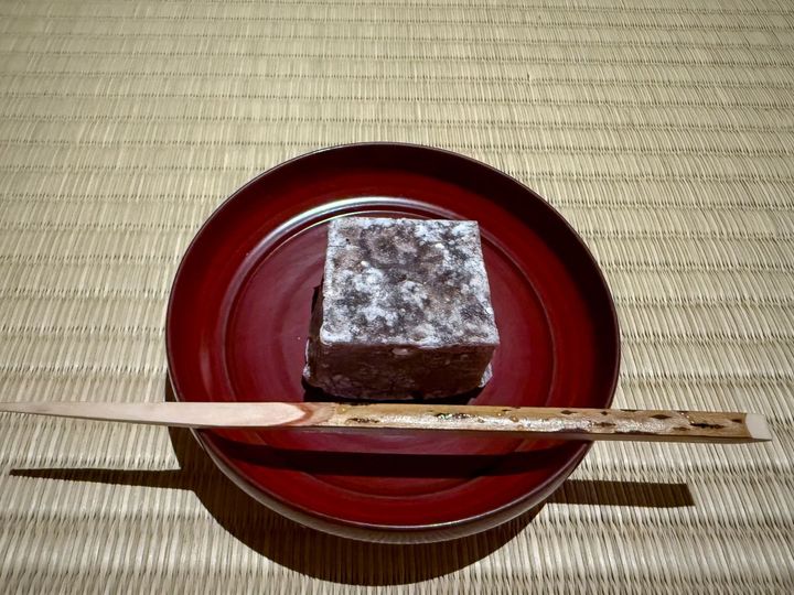 「薄茶」3000円 ※小間の茶室、お点前つき