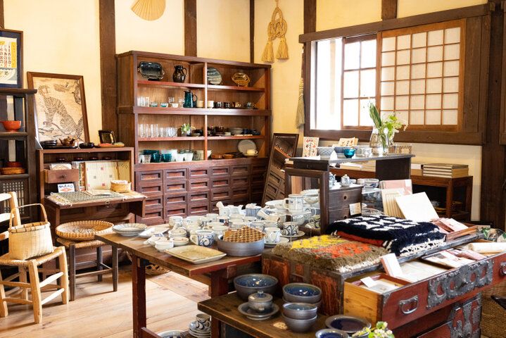 倉敷の町に息づく“民藝”の精神を感じに「倉敷民藝館」へ