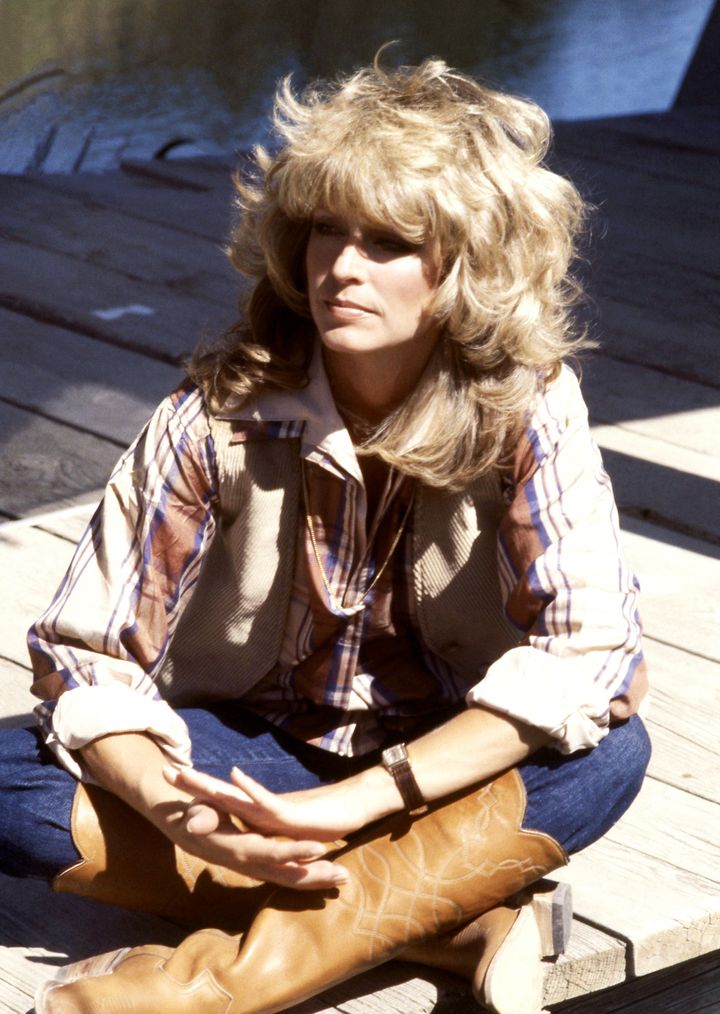 977年、ウエスタンブーツを履いたファラ・フォーセット