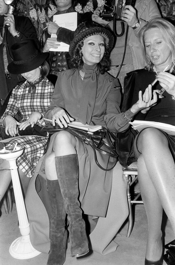 1974年、スエードブーツを履いたソフィア・ローレン。ディオールのオートクチュールコレクションにて。