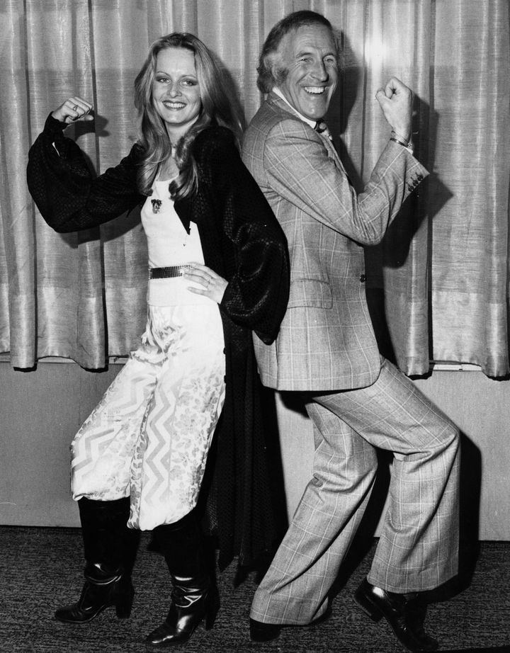 1975年、スラウチーブーツを履いたツイッギー