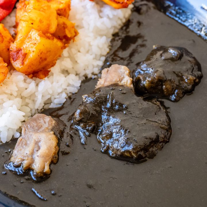 東京ディズニーシー／カスバ・フードコート“ディズニー・ハロウィーン2025”スペシャルビーフカリー、タンドーリチキン添え（辛口）3