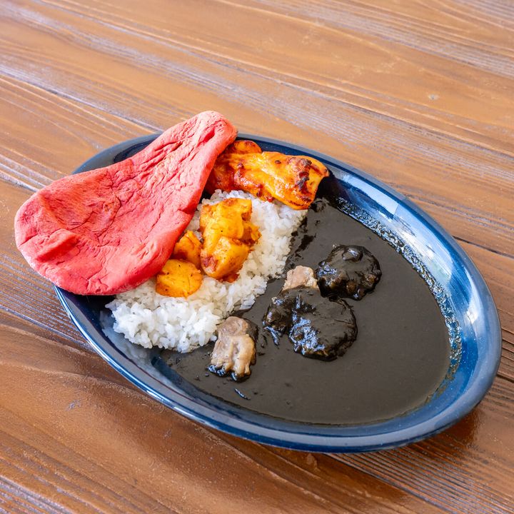 東京ディズニーシー／カスバ・フードコート“ディズニー・ハロウィーン2025”スペシャルビーフカリー、タンドーリチキン添え（辛口）