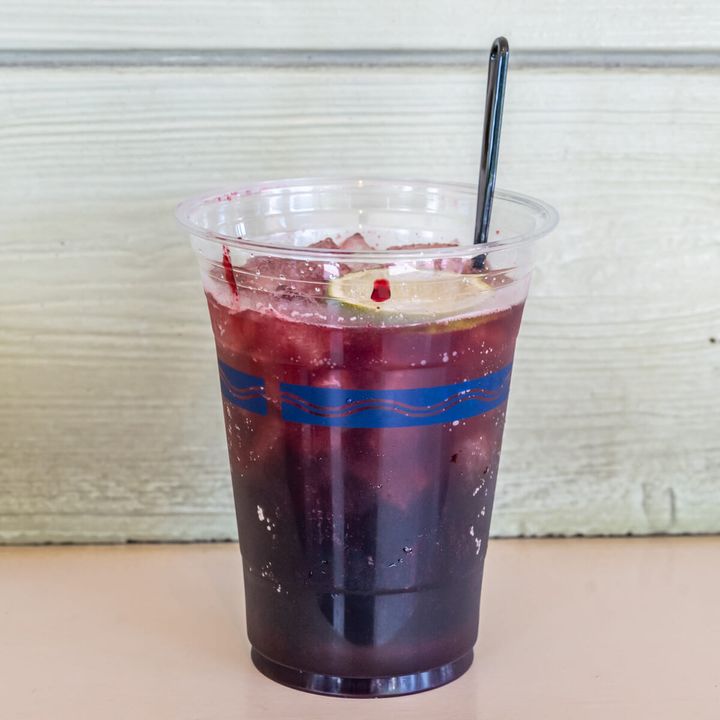 トルバドールタバン“ディズニー・ハロウィーン2025”スパークリングカクテル（ウイスキー、コカ・コーラ、カシス）