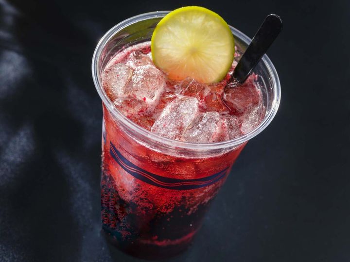 トルバドールタバン“ディズニー・ハロウィーン2025”スパークリングカクテル（ウイスキー、コカ・コーラ、カシス）