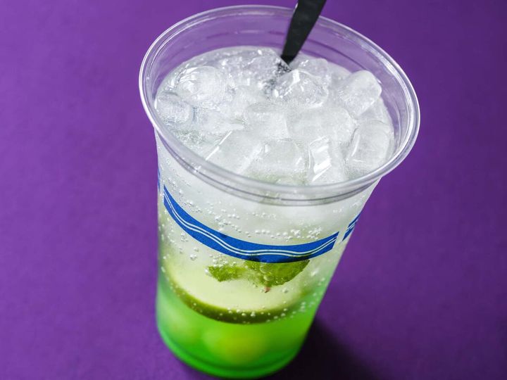 ラ・タベルヌ・ド・ガストン“ディズニー・ハロウィーン2025”スパークリングカクテル（マスカットリキュール＆グレープ）