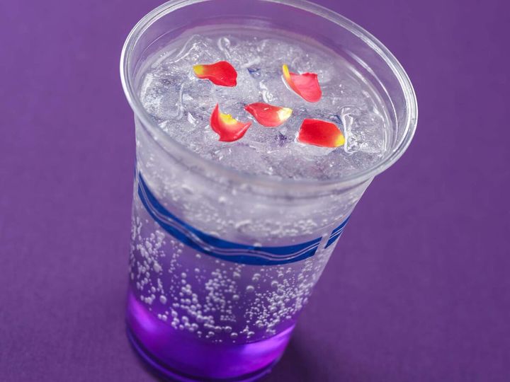 東京ディズニーランド／プラザパビリオン・レストラン “ディズニー・ハロウィーン2025”スパークリングカクテル（バイオレットリキュール＆ローズ）