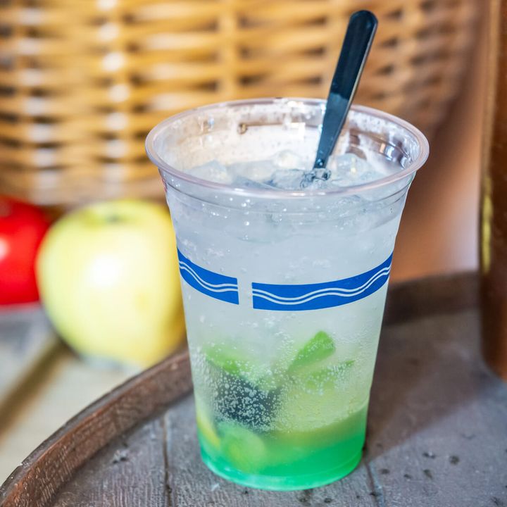 ラ・タベルヌ・ド・ガストン“ディズニー・ハロウィーン2025”スパークリングカクテル（マスカットリキュール＆グレープ）