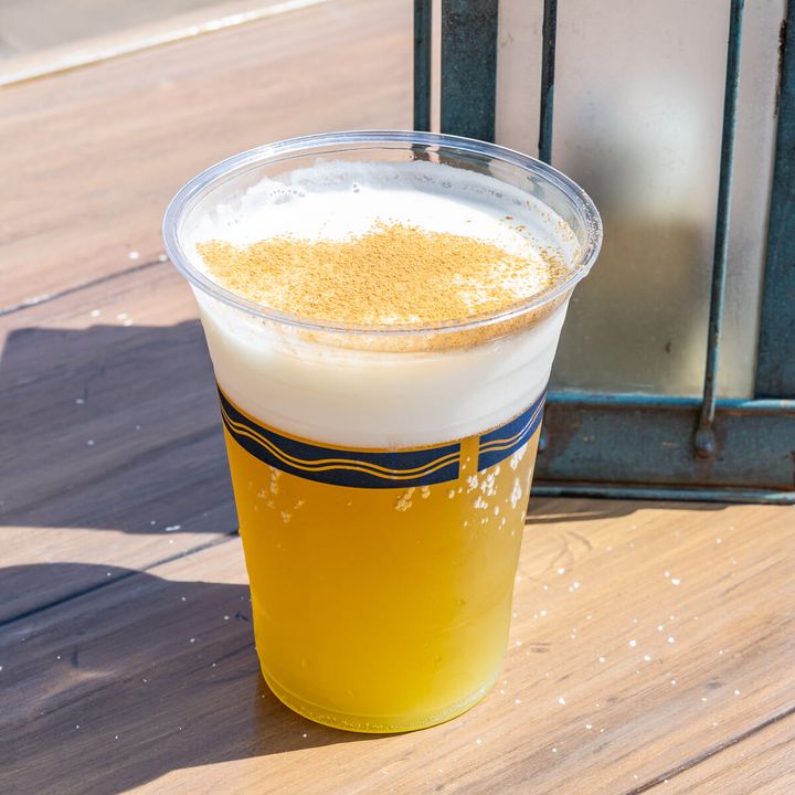 レストラン櫻 テラス席“ディズニー・ハロウィーン2025”ビアカクテル（アップル＆シナモン）