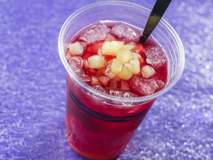 ドックサイドダイナー “ディズニー・ハロウィーン2025”スパークリングカクテル（赤ワイン、アマレット、ピーチ、アップル）