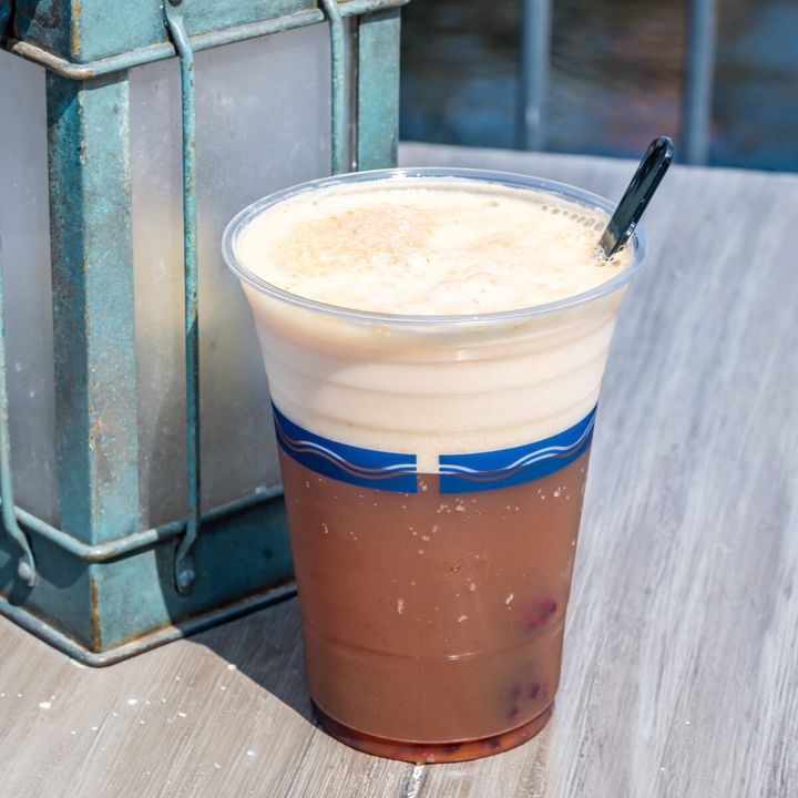 バーナクル・ビルズ“ディズニー・ハロウィーン2025”ビアカクテル（ブラックティー＆ブラックベリー）