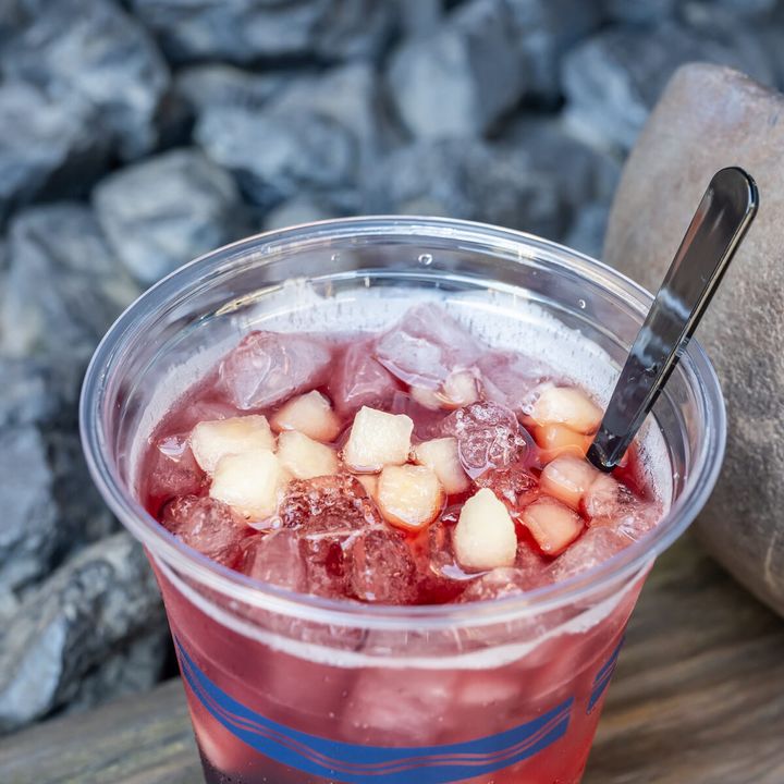 ドックサイドダイナー “ディズニー・ハロウィーン2025”スパークリングカクテル（赤ワイン、アマレット、ピーチ、アップル）