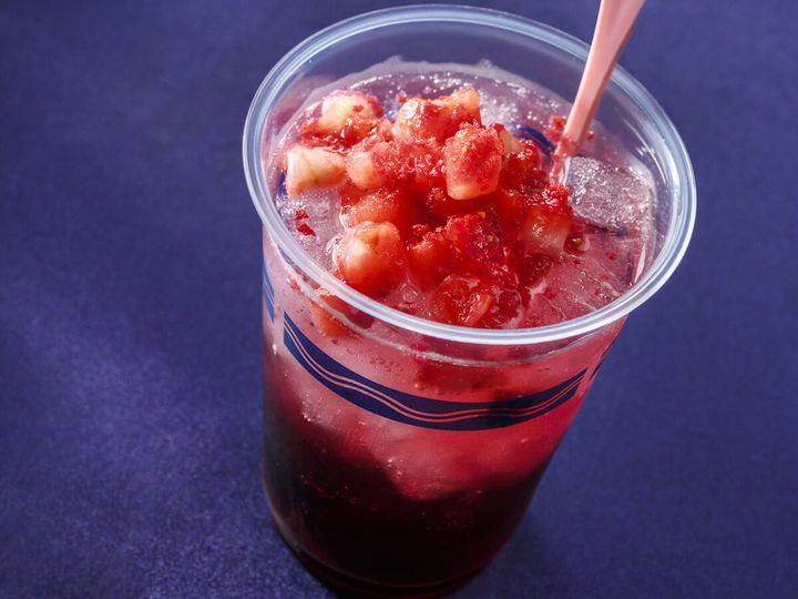 ニューヨーク・デリ“ディズニー・ハロウィーン2025”スパークリングカクテル（ワイン、ストロベリー、チェリーシロップ）