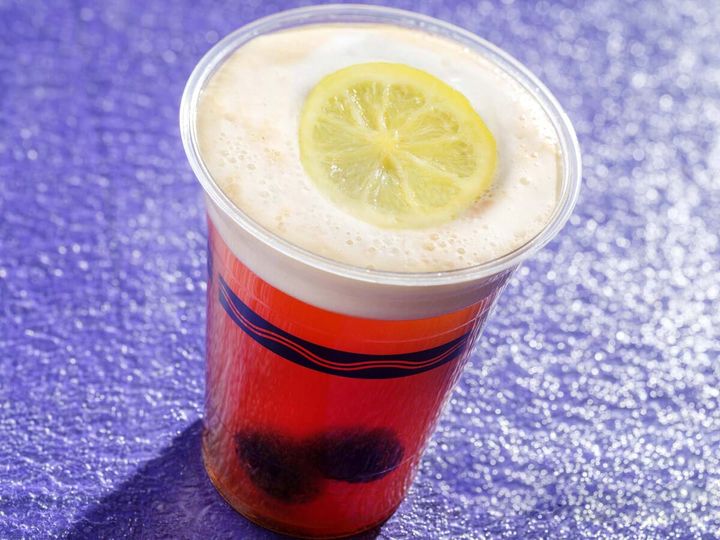 バーナクル・ビルズ“ディズニー・ハロウィーン2025”ビアカクテル（ブラックティー＆ブラックベリー）