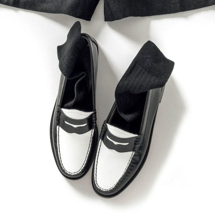 靴下1210円（靴下屋／タビオ） ローファー3万4100円（ジーエイチバス／ジーエイチバス 東京）