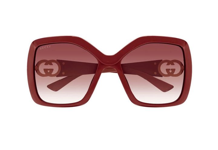 ビッグフレームにレトロな赤でトレンド感満載。コーデのアクセントとしても大活躍間違いなし。5万600円（グッチ／ケリング アイウエア ジャパン カスタマーサービス）