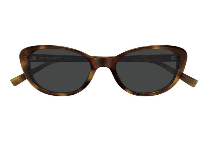 トレンドのキャッツアイでフェイスラインをすっきり見せ。4万6200円（サンローラン バイ アンソニー・ヴァカレロ／ケリング アイウエア ジャパン カスタマーサービス）