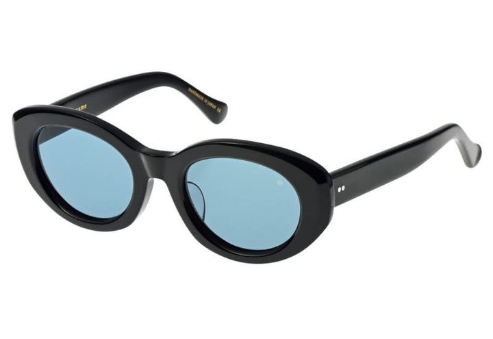 目を大きく見せたり、こなれ感を醸し出したり。ファッション性の高い太めフレーム×淡いカラーレンズは最強なのです。4万4000円（アヤメ）