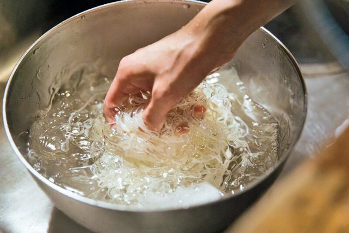 冷たい麺は氷をたっぷり使って冷やすのがポイント。