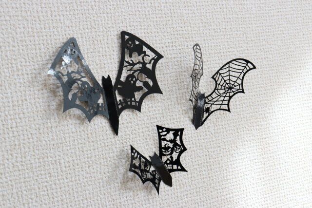 ダイソーの立体ステッカー（HW、CF、9枚）を飾る