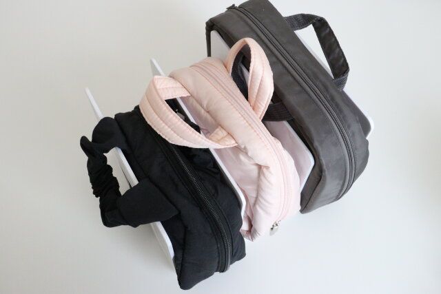 ダイソー ブックエンド（3つ仕切り、WH） 使用例 ミニバッグ ポーチ