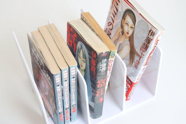 ダイソー ブックエンド（3つ仕切り、WH） 使用例 漫画