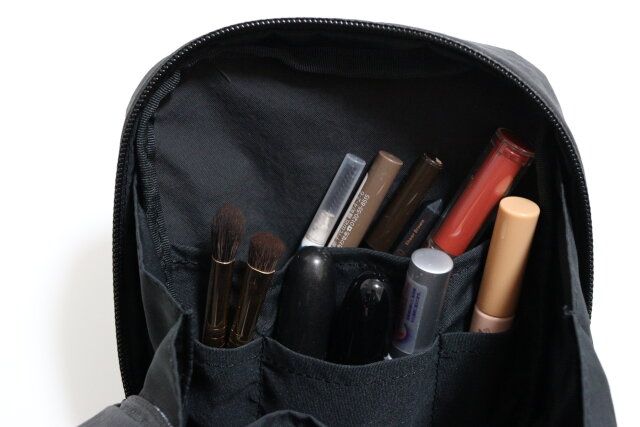 無印良品のリンクルナイロン 大きく開くスクエアポーチはブラシを立てて収納できる