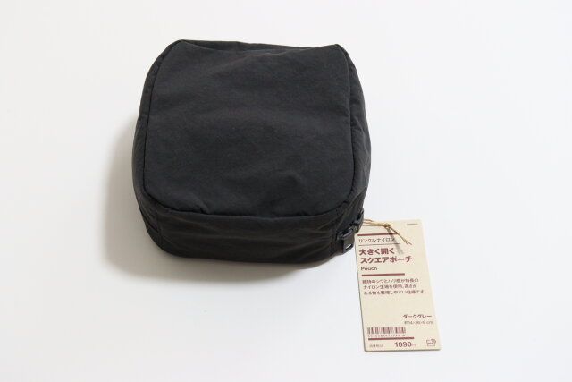 無印良品のリンクルナイロン 大きく開くスクエアポーチ