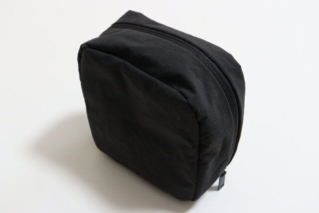 無印良品のリンクルナイロン 大きく開くスクエアポーチはスリムで持ち運びに便利