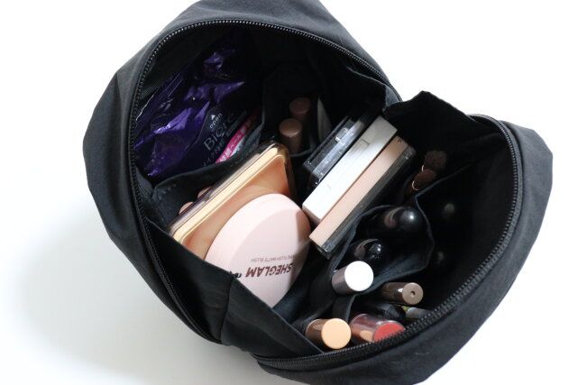 無印良品のリンクルナイロン 大きく開くスクエアポーチは自立型で大容量