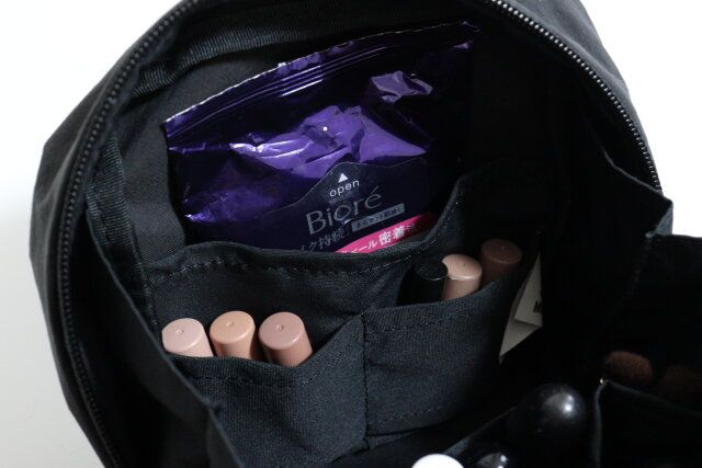無印良品のリンクルナイロン 大きく開くスクエアポーチの収納ポケット