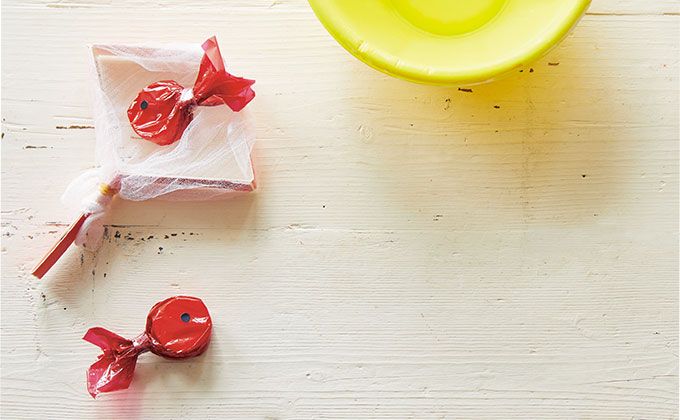 キャップや牛乳パックで作る「金魚すくい」なら、小さい子どもも楽しめる！ お風呂やお庭プールで縁日気分を味わって♪の画像1