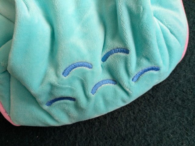 背面に入った3本のうろこ刺繍が見えるディテール