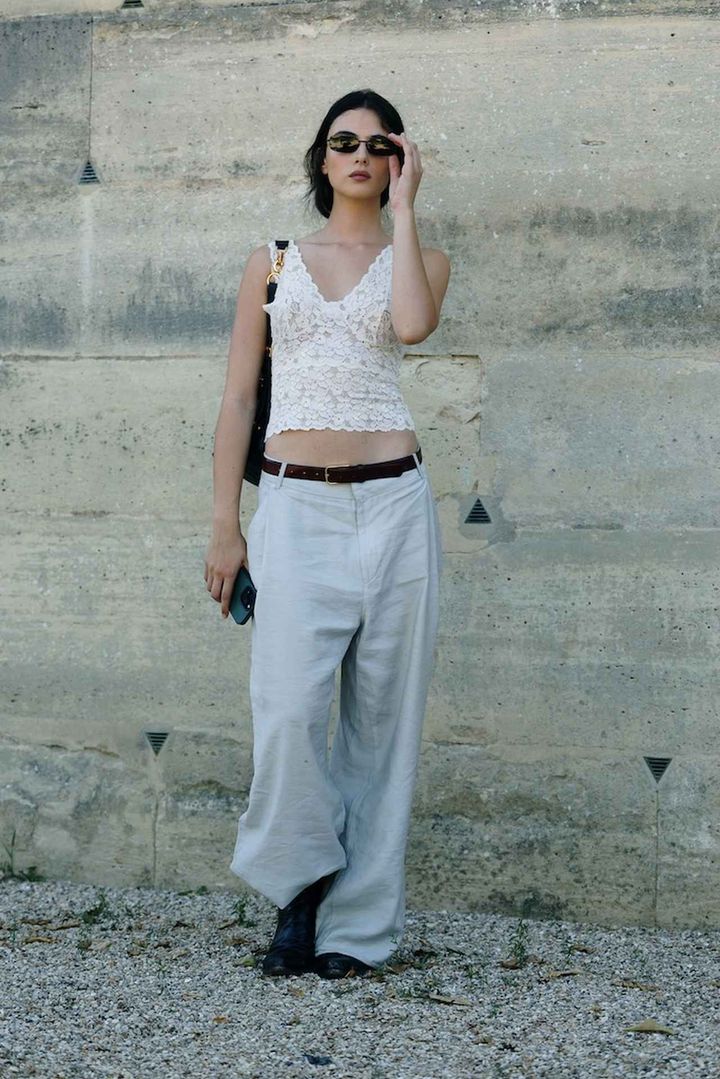 画像: マニッシュなボトムはレースタンクでガーリーに