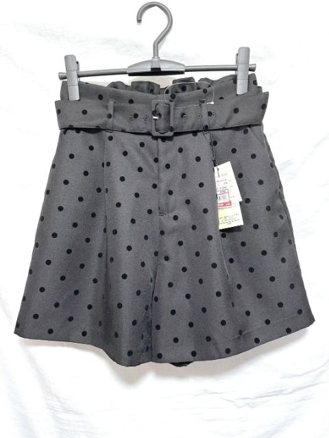 黒のBツキドットショートパンツ