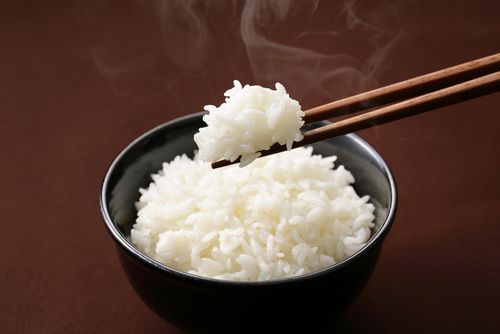 湯気の立つ炊き立てごはん