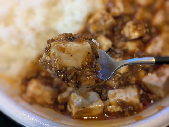麻婆豆腐をすくった様子