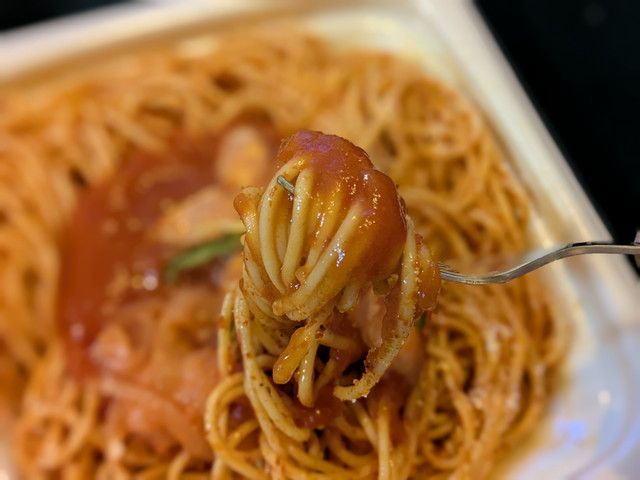 フォークですくったナポリタン