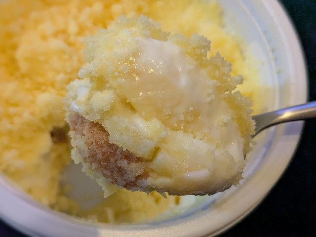 スプーンですくった天使のチーズケーキ。チーズムースとカスタードの層が見える