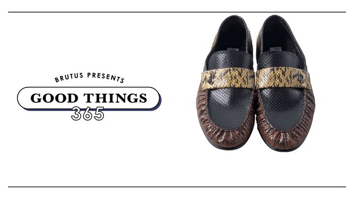 〈ジミー チュウ〉のローファー