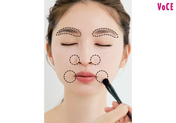 メイクの持ちと発色をよくするために眉毛の中、くすみやすい小鼻まわり、口角付近に塗布。