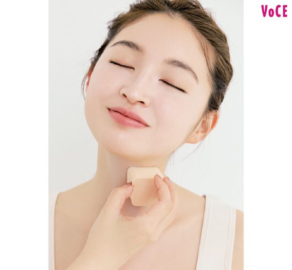 スポンジの面の部分を使って、スタンプをするように全体をならしていく。