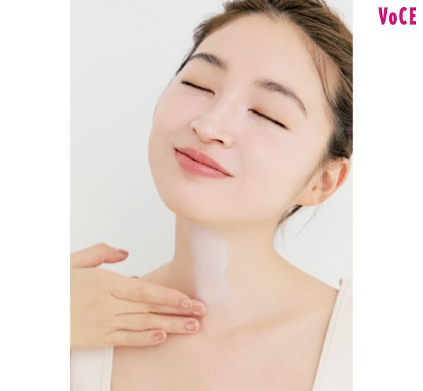 首にも立体感を出すために、中心から左右になじませるように、伸び広げていく。