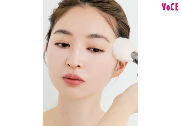 ブラシ全体に粉を含ませ、押しつけずに顔全体にベールをまとうようにふんわりとのせる。