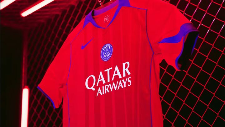 フランス名門が「NIKE革新デザイン」の新ユニフォームを発表！“20年前”のユニデザインが復活する