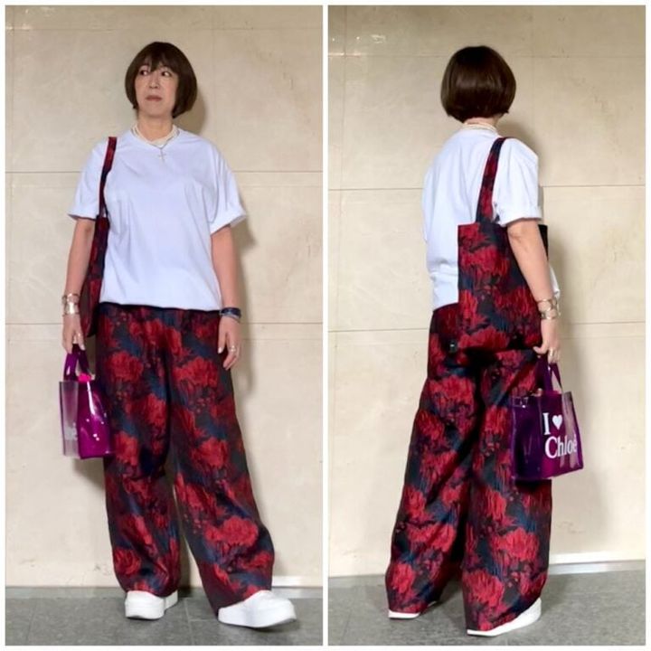 「SUTAKO369」のワイドパンツに白Tシャツを合わせたコーデ