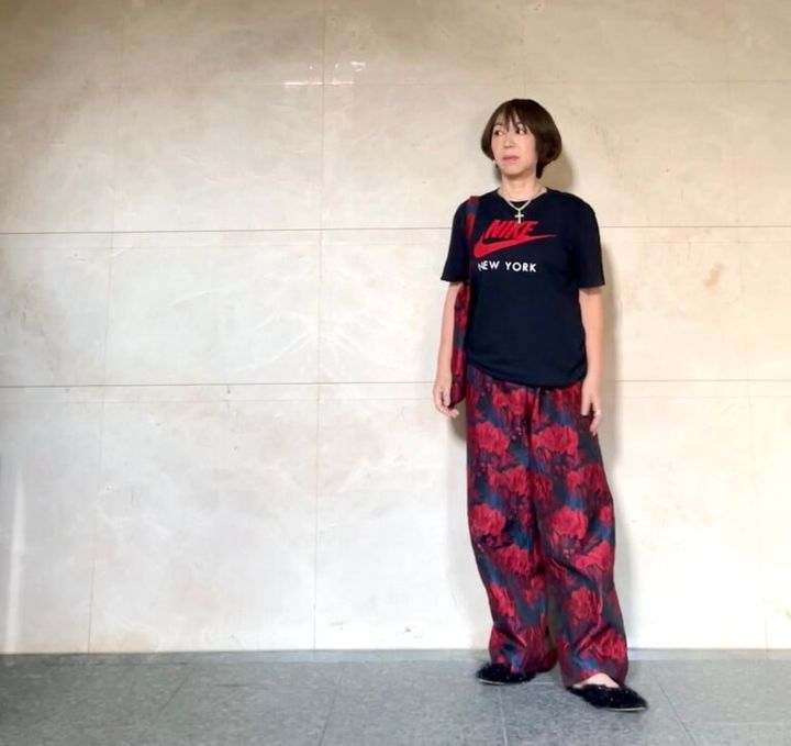 「SUTAKO369」のワイドパンツに赤ロゴTシャツを合わせたコーデ